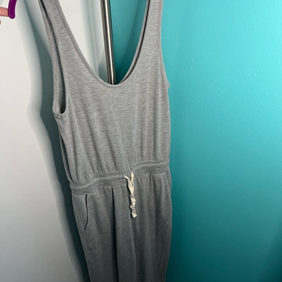 Extremely comfy gray jumpsuit - Picture 2 of 2